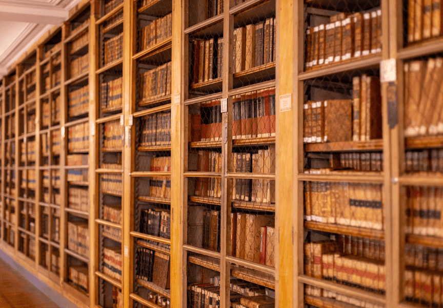 Zoom sur la bibliothèque de l'Ancienne École de Médecine Navale