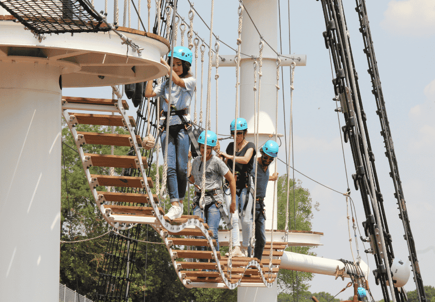 Une famille pratique l'accrobranche sur le bateau de l'Accro-mâts