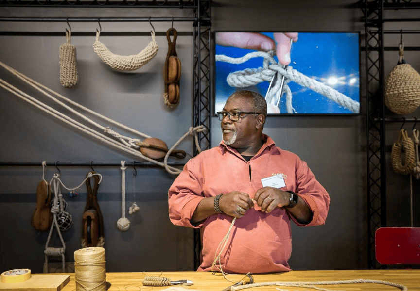 Un mateloteur tient de la corde