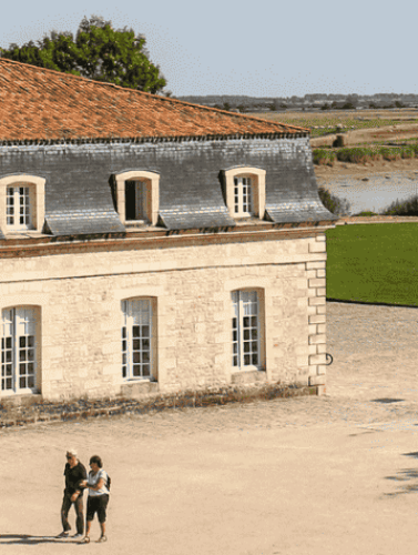 Vue de la Corderie depuis les jardins de la Marine